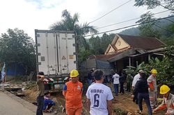 Xe container đâm sập phòng ngủ nhà dân, 4 người thoát chết trong gang tấc