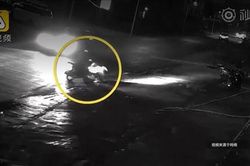 Phẫn nộ video 3 tài xế máu lạnh đâm tới chết cụ già rồi bỏ trốn