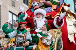 Không khí Giáng sinh ngập tràn, những ông già Noel xuất hiện tại nhiều quốc gia trên thế giới