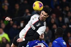 Ronaldo ghi bàn cho Juventus với cú nhảy cao hơn cầu môn