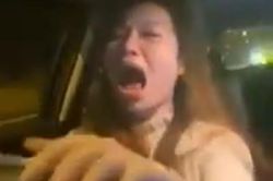 Nữ tài xế gào thét, dọa đâm chết người đi đường