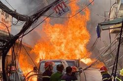 Căn nhà không người ở bốc cháy, cả khu phố hoảng loạn