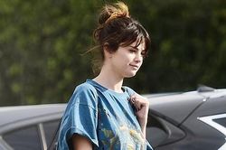 Selena Gomez để mặt mộc dạo phố