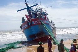 BĐBP Bình Thuận cứu nạn tàu bị mắc cạn