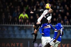 Cristiano Ronaldo lập siêu phẩm bật cao đánh đầu hạ gục Sampdoria
