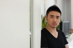 Đến công viên, tôi vô tình trông thấy một đứa trẻ giống hệt mình, vội chạy theo bé thì phát hiện bí mật động trời của người vợ cũ