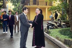 Thứ trưởng Lương Tam Quang chúc Giáng sinh Tổng giám mục Tổng giáo phận Hà Nội