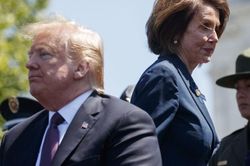 Tổng thống Trump từng thúc giục Chủ tịch Hạ viện Pelosi đẩy mạnh luận tội