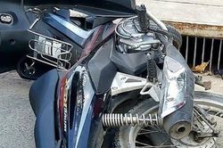 Bình Dương: Mẹ già khóc ngất khi con trai văng lên lề đường tử vong sau tai nạn
