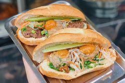 Bánh mì trứng muối tăng giá theo thịt heo, khách chờ 30 phút vẫn vui