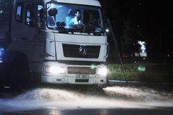 Hà Nội tái rửa đường ngăn ô nhiễm bụi: Chỉ là giải pháp tạm thời và tốn kém?