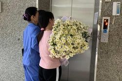Mẹ mang hoa trắng, đón con trai hiến đa tạng về nhà