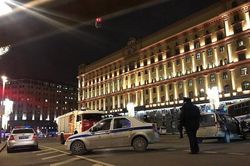 Xả súng đúng giờ tan tầm gần Điện Kremlin, 6 người thương vong