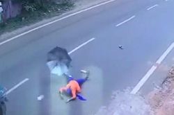 Clip suýt chết vì che ô khi đi xe máy