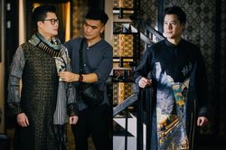 Quang Dũng mặc áo dài thổ cẩm vùng cao