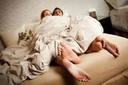 Mẹ chồng mở cửa xông vào buồng ngủ, nàng dâu mới gặp một phen 'tái mặt'