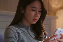 Mở email của chồng, vợ choáng váng nhận ra kẻ thứ ba vô cùng thân thuộc