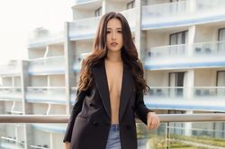 Lấp ló vòng 1 đứng ban công tạo dáng, Mai Phương Thúy nhận lời khuyên thấm thía từ fan