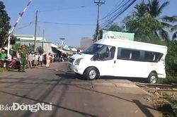 Xe khách bị tông phần đuôi khi cố tình băng qua đường sắt