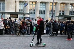 Dân Paris đi làm bằng scooter