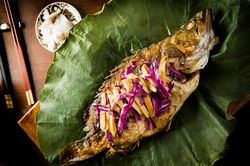 Mẹo làm cá hấp bọc lá sen không lo đắng