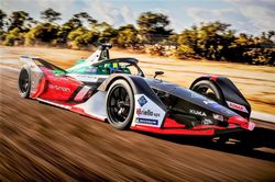 Chiêm ngưỡng xe đua điện Formula E thế hệ thứ 3 - nhanh hơn, nhẹ hơn