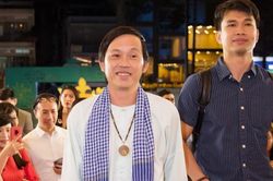 Hoài Linh mặc áo bà ba, đi dép lê cùng dàn sao dự live show Lệ Quyên