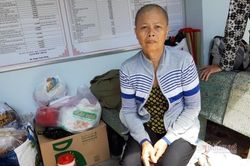 Người phụ nữ 'run rẩy' trên chiếc ghế đá sau mỗi lần hóa trị ung thư