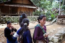 Cuộc sống ở bộ lạc 'cự tuyệt' với mọi công nghệ hiện đại