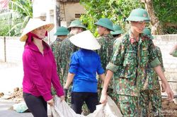 Thắm tình quân dân trên quê Bác