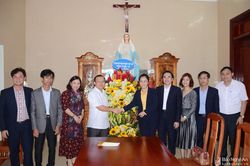 Chủ tịch Ủy ban MTTQ tỉnh chúc mừng Giáng sinh tại Giáo họ Vạn Thủy