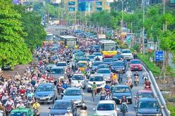 Bài 2: Xe buýt gồng mình 'bơi' trong 'vòng vây' xe cá nhân