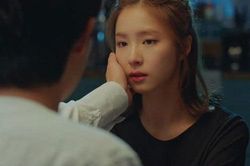 Đá bạn gái nghèo để '1 bước lên tiên', tôi nuốt nước bọt nhìn em cùng người này sánh bước