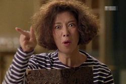 Mãi không thấy con dâu mới xuống ăn sáng, mẹ tôi lật đật chạy lên phòng gọi thì hét thất thanh vì cảnh tượng trước mặt