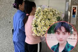 Xúc động giây phút mẹ bật khóc chia ly con trai 19 tuổi hiến tạng nhường sự sống cho người khác: 'Con ơi về nhé, bố mẹ tự hào về con'
