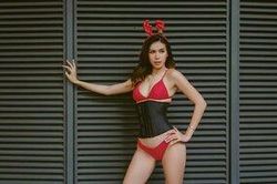 Minh Tú diện nội y đón Noel sớm, vẫn gợi cảm như mọi lần nhưng chiếc áo ngực mới là điều gây chú ý
