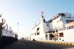 Tiễn đoàn công tác lên đường ra Trường Sa