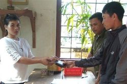 Một phụ nữ Vân Kiều trả lại 12 triệu đồng cho người đánh mất