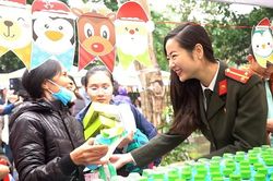 Công an Hà Nội tiếp sức tinh thần 'Giáng sinh yêu thương' cho 2.000 bệnh nhi