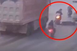 Thanh niên thoát chết trong gang tấc do nhanh trí