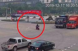 Tài xế không hề hấn dù xe máy bị hai ôtô nghiền nát