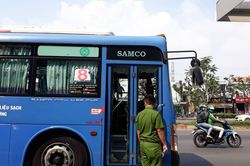 Nhóm thanh niên chặn xe buýt, đập phá khiến nhiều người hoảng sợ