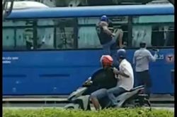 Xe buýt Sài Gòn bị nhóm người cầm hung khí đập vỡ kính trên phố