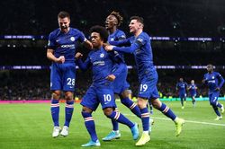 Chelsea hạ gục Tottenham, Mourinho bẽ mặt trước Lampard
