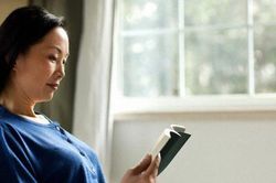 Mỗi ngày đi làm về tôi lại thấy nhà có thêm một vài món đồ lạ, tôi nhìn mẹ chồng mà thấy bất lực, nói với chồng thì anh lại trách ngược tôi