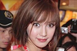 Angelababy năm 19 tuổi xinh như búp bê nhưng vẫn khiến netizen hoảng sợ khi làm động tác này