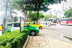 Xe đậu chắn lối đi của người khuyết tật