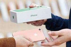 Apple thu lợi từ điện thoại thông minh nhiều gấp bốn lần Samsung
