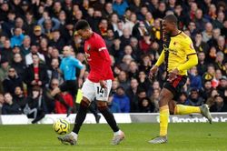 Lingard bị chỉ trích vì cú lốp bóng hỏng khi đối mặt thủ môn