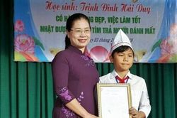 Tuyên dương nam sinh nhặt được hơn 18 triệu trả người đánh rơi